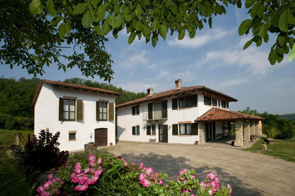 Гостьовий будинок Cascina Il Ginepro Sinio Екстер'єр фото