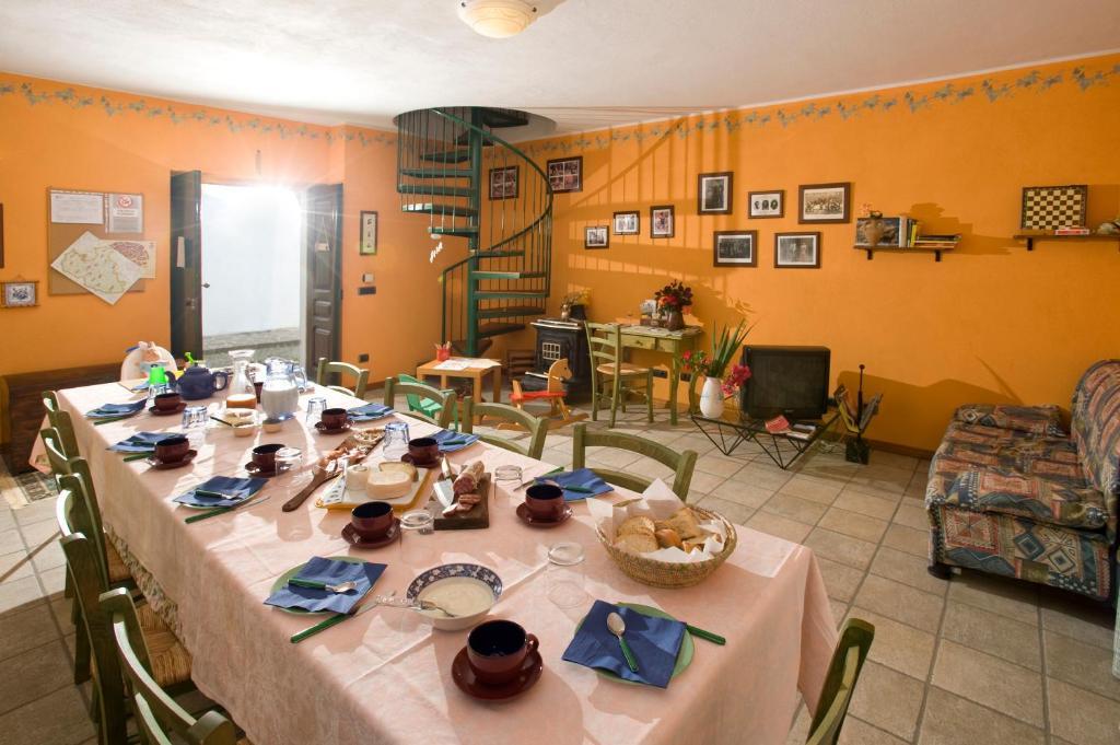Гостьовий будинок Cascina Il Ginepro Sinio Екстер'єр фото